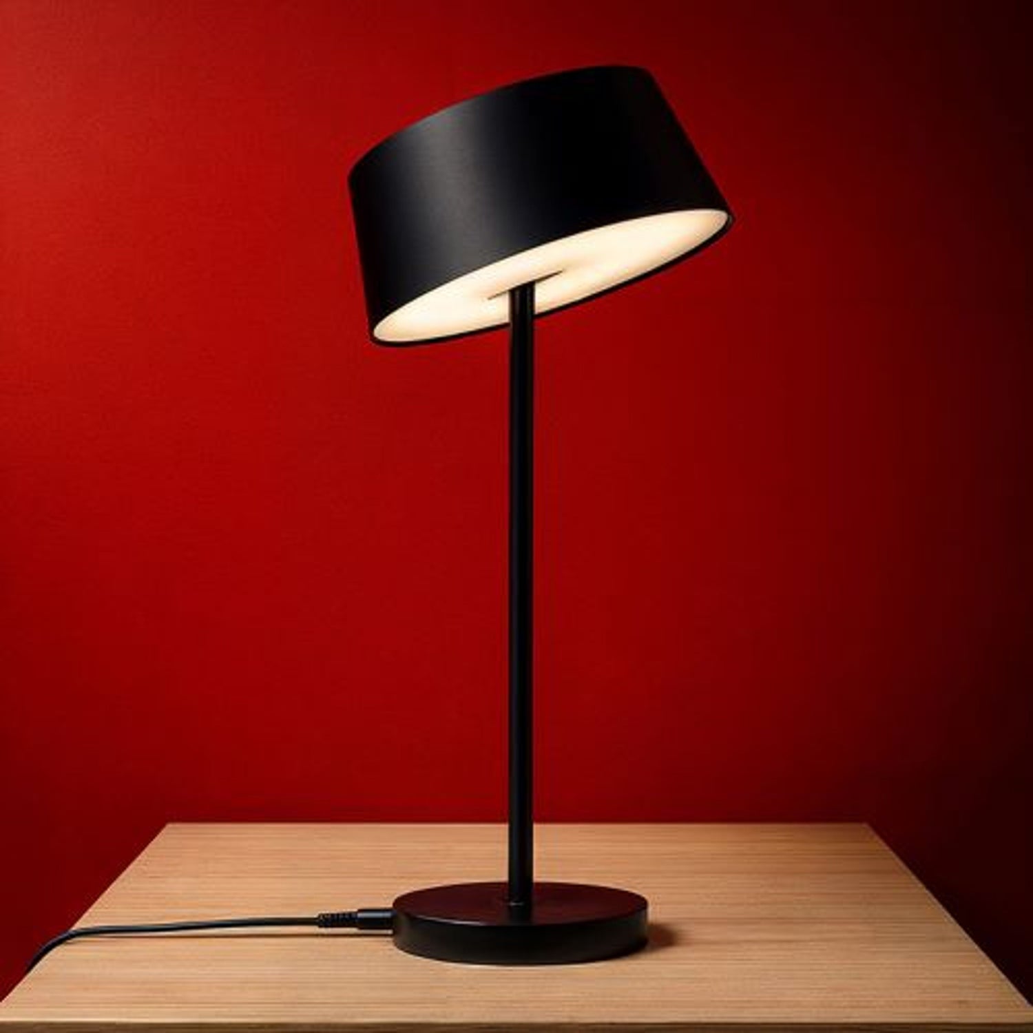 Zatamnjiva stolna lampa